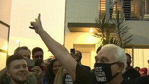 트럼프, ‘비선실세’ 스톤 감형압박 이어 끝내 사면