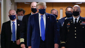 美확진 하루 7만명 넘어… 버티던 트럼프 공개석상 첫 마스크