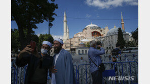 교황 “성소피아, 모스크 전환‘ 유감” vs 터키 “내정 문제”