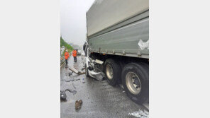 경부고속도로 5중 추돌, 화물차 운전자 1명 사망· 2명 부상