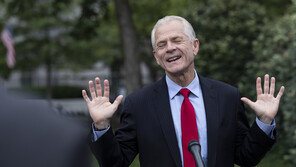 나바로, 中 메신저 위챗 금지 시사…“강력한 조치” 강조