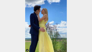 ‘데이비드 베컴 장남’ 브루클린, 4세 연상 배우 니콜라 펠츠와 약혼