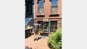 최악 식량난에 ‘공짜 냉장고’ 등장…“뉴욕의 참담한 현실 보여줘”