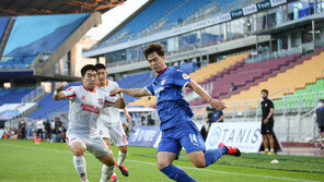 ‘수원 김민우 골 취소’ KFA, “선 넘은 타가트의 골키퍼 방해”