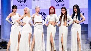 짙은 메이크업·날카로운 눈빛…“여자친구 맞아?”