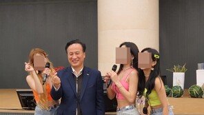 눈물 글썽인 배동욱 회장 “춤판 워크숍, 깊은 사과…사퇴는 안해”
