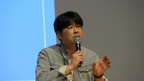 탁현민 측근 ‘특혜 의혹’ 에…靑 “대기업만 수주해야 하나” 