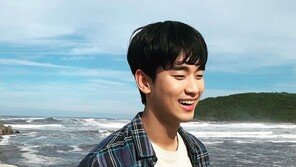 김수현, 안구정화 해맑은 웃음…소두+비율도 ‘깜짝’