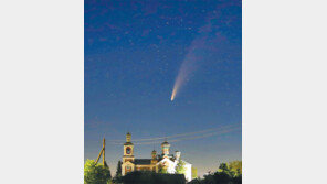 유럽 밤하늘 가로지르는 네오와이즈 혜성