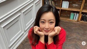 배우 김희선, 꽃받침 애교 폭발…20대 같은 동안미모