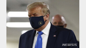 트럼프 드디어 마스크 썼다…공식 석상서 첫 착용