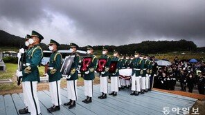‘전쟁 영웅’ 장군의 마지막 길…軍 안팎 “文 추모메시지 없어”