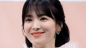 [연예뉴스 HOT⑤] 송혜교, LA 대한인국민회에 韓 안내서 기증