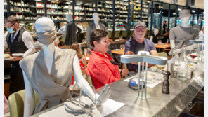 마네킹 이용한 캐나다 식당의 ‘거리두기’