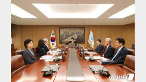 한은, 기준금리 현행 연 0.50% 동결 유력…국고채 매입 확대 ‘주목’