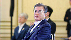 끝내 추모 메시지 내지 않은 文대통령