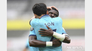 손흥민, 커리어하이 순간 동생 잃은 동료부터 챙겼다