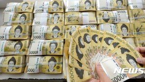 ‘5만원권 찢어 이어붙이기’사기 30대 실형 3년