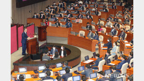 文대통령, 국회 개원연설…與 박수 19번, 통합당 검은 마스크