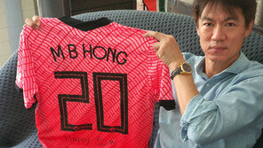 홍명보, 펠레가 뽑은 축구 레전드 100인에…국경·나이 초월한 특별한 인연