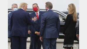 애틀랜타 방문 트럼프,  ‘마스크 의무’ 위반 논란