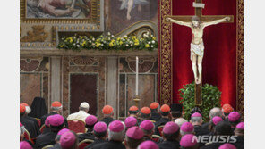 교황청 “성직자 성학대 의혹 제기되면 경찰에 신고”