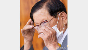 이만희 신천지 총회장 檢 소환, 4시간 만에 ‘지병 호소’로 중단(종합)