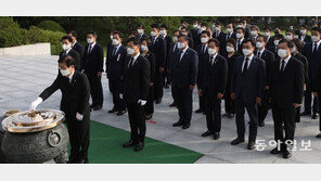 여권 “헌법 바꾸려면 내년 안에”… 제헌절에 ‘개헌론’ 제기