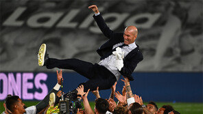 ‘감독 지존’ 지단… 레알 3년 만의 라리가 우승 이끌어