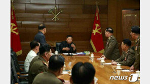 北 김정은, 간부들에 자신감 있는 손짓…비공개회의 장면도 공개