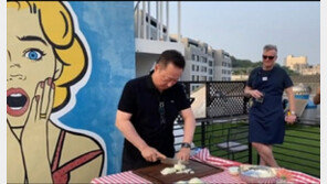 회장님은 양파썰기의 달인…박용만, 유튜브 출연해 현란한 솜씨 선보여