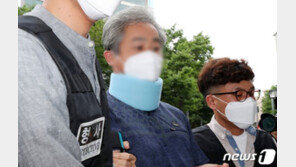 ‘文대통령에 신발투척’ 50대, 영장심사 뒤 “대한민국 바꿔야”