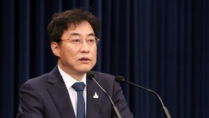 강민석 靑대변인 “부동산 논란 책임” 사의 표명…즉각 반려돼
