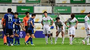 먹구름 더 짙어진 인천, 자존심만 지킨 전북