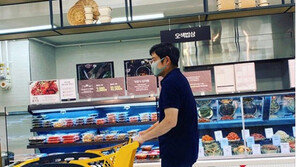 정용진 부회장, 이마트 월계점서 카트 끌며 쇼핑