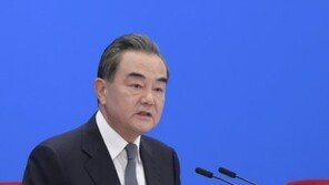 왕이 中외교, 러 외교와 통화중 “미국이 미쳤다”