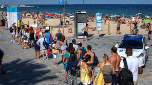 코로나 공포에도 해변이 그리워서…