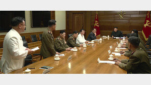 김정은, 핵 언급 않고 “전쟁억제력 강화” 수위조절