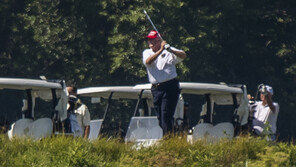 트럼프, 바이든에 지면 승복하겠냐 질문에…“두고 봐야” 불복 시사