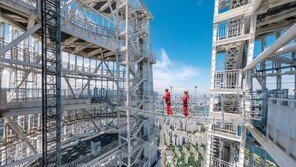 “아찔한 541m높이서 서울을 한 눈에”…롯데월드타워 ‘스카이브릿지’ 선봬