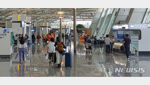 인천공항 하루 이용객, 1만명 근접…최악 국면 지났나