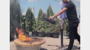 “성범죄 나쁜기운 불타라”…엡스타인·와인스타인 단골식당 테이블 ‘화형식’