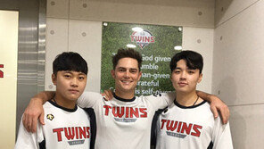 [스토리 베이스볼] “LG 20년 에이스” 윌슨의 극찬, ‘멘티’ 이민호·김윤식의 화답