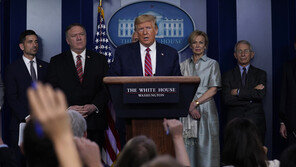 트럼프, 재확산·지지율 추락에 “코로나19 브리핑 재개”