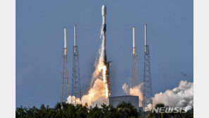 軍 최초 독자 통신위성 아나시스2호 발사 성공…세계 10번째