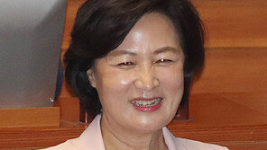 秋, 탄핵안 발의에 ‘활짝 웃음’…보란듯 윤석열 부인 자료 읽어