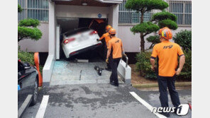 출근길에 ‘쾅’…승용차가 아파트 현관 돌진, 운전자 찰과상