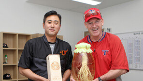 [대전 브리핑] “먹기엔 너무 아름다워” 윌리엄스 감독, 최원호 대행 인삼주 선물에 함박웃음