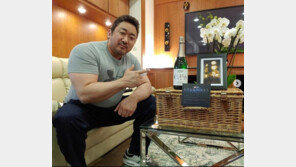 마동석, ‘이터널스’ 촬영장 인증샷…이젠 마블 히어로