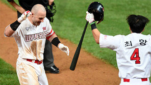 SK 로맥 9회말 역전투런… 롯데에 8-7 환호